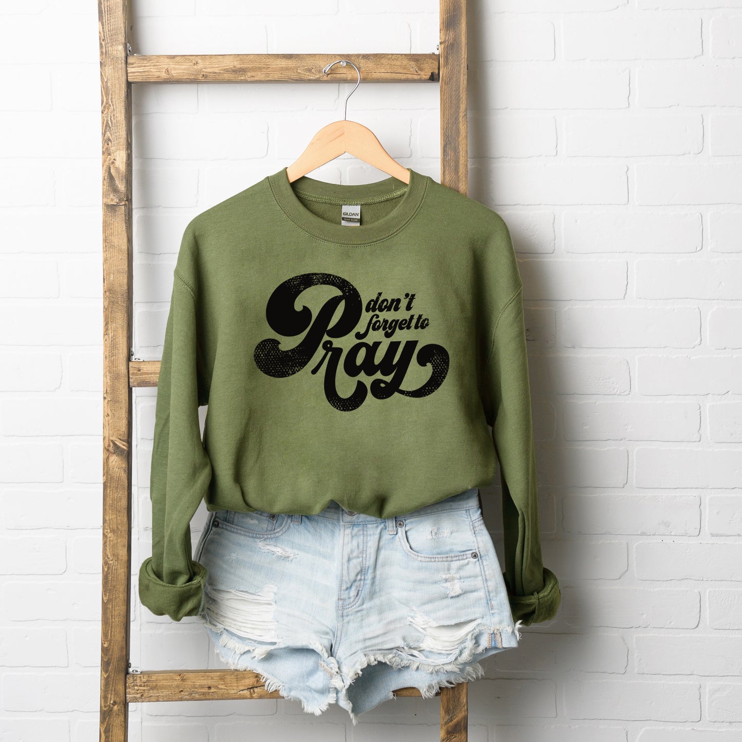 Don't Forget To Pray | Graphic Sweatshirt