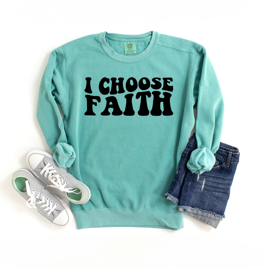 Retro I Choose Faith Wavy | Garment Dyed Sweatshirt