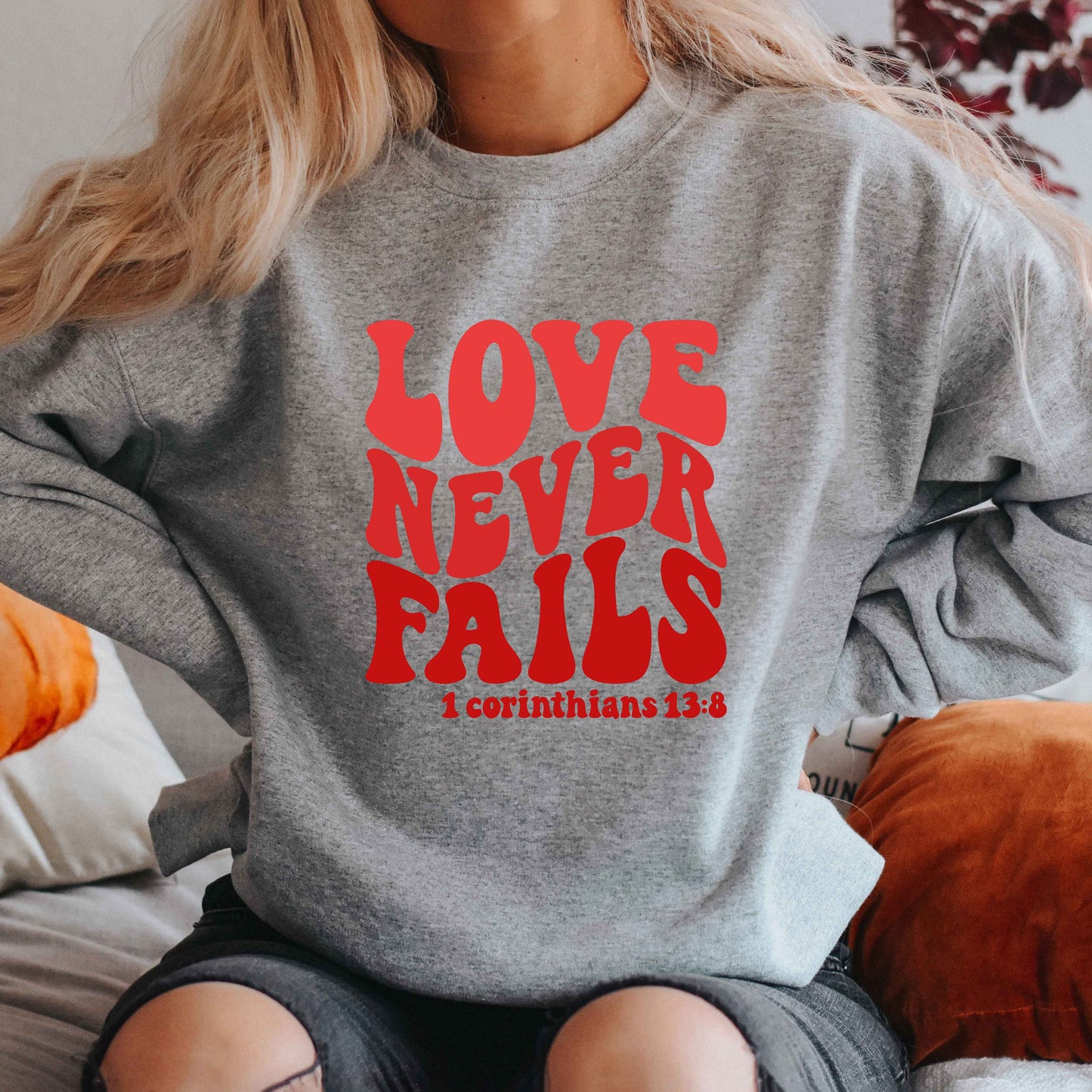 Love Never Fails Wavy | Sweatshirt