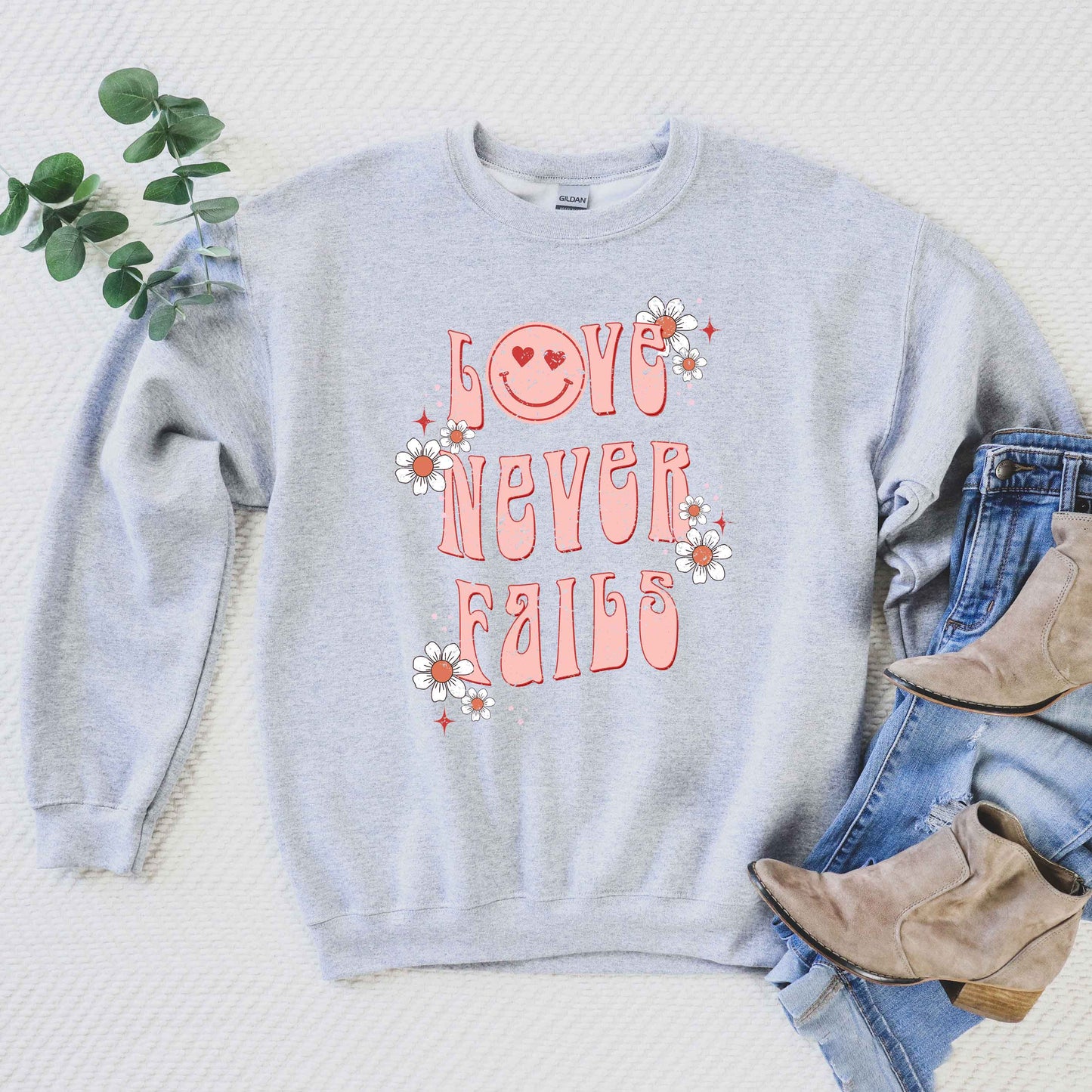 Love Never Fails Smiley | Sweatshirt