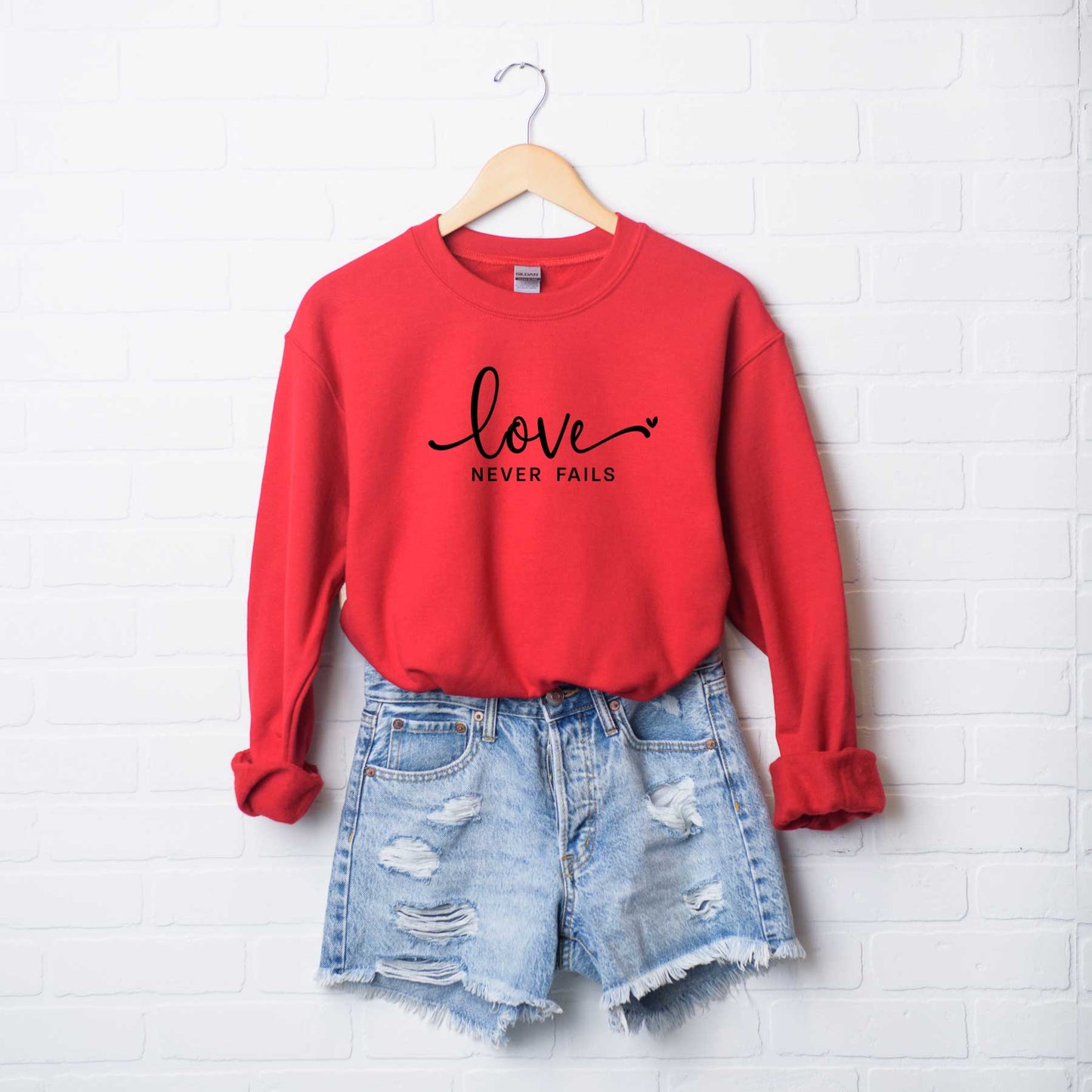 Love Never Fails | Sweatshirt