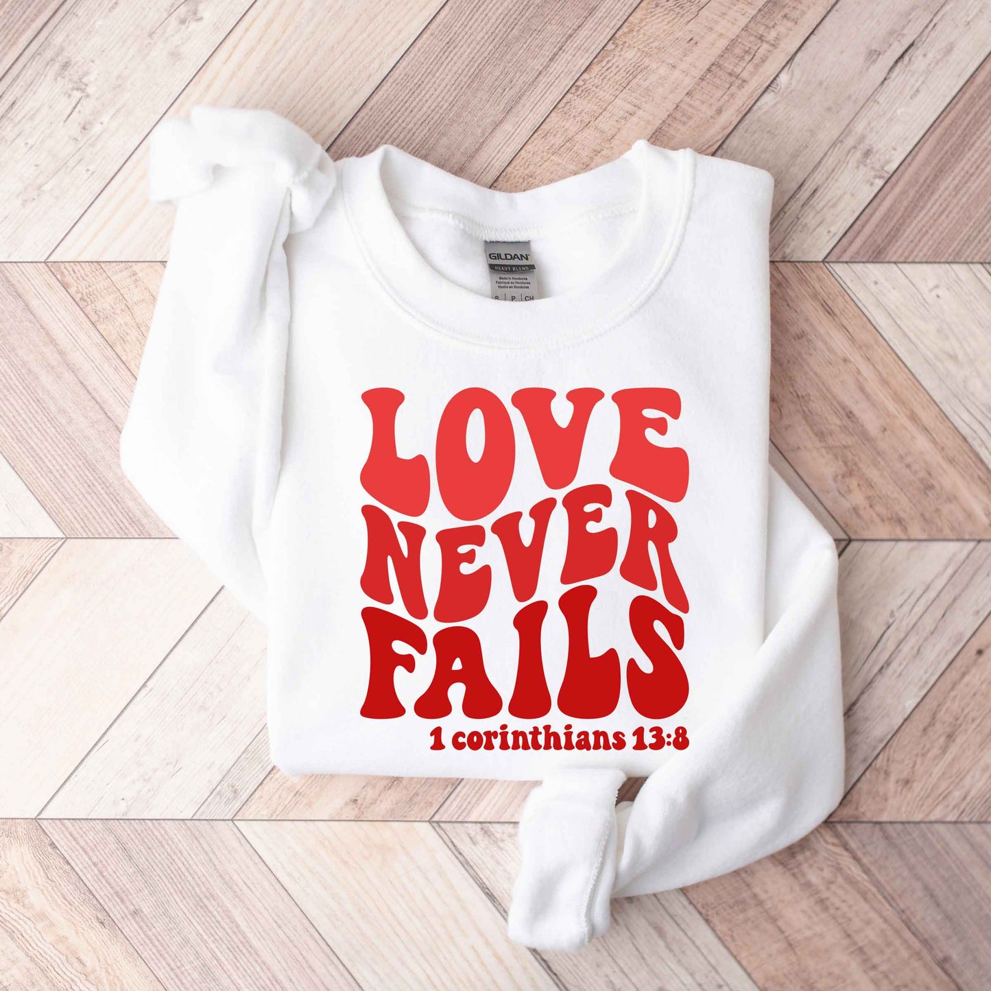 Love Never Fails Wavy | Sweatshirt