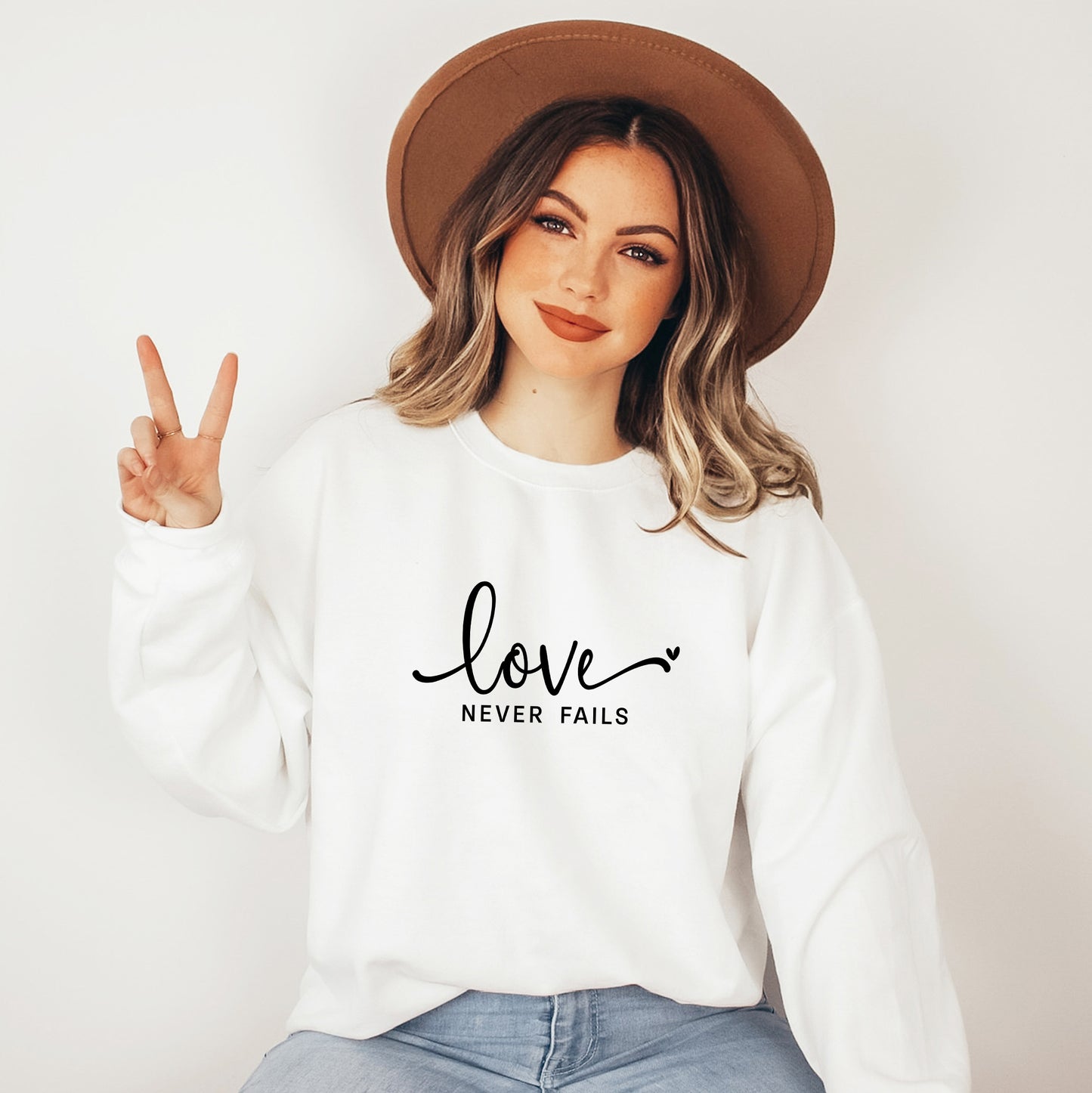 Love Never Fails | Sweatshirt